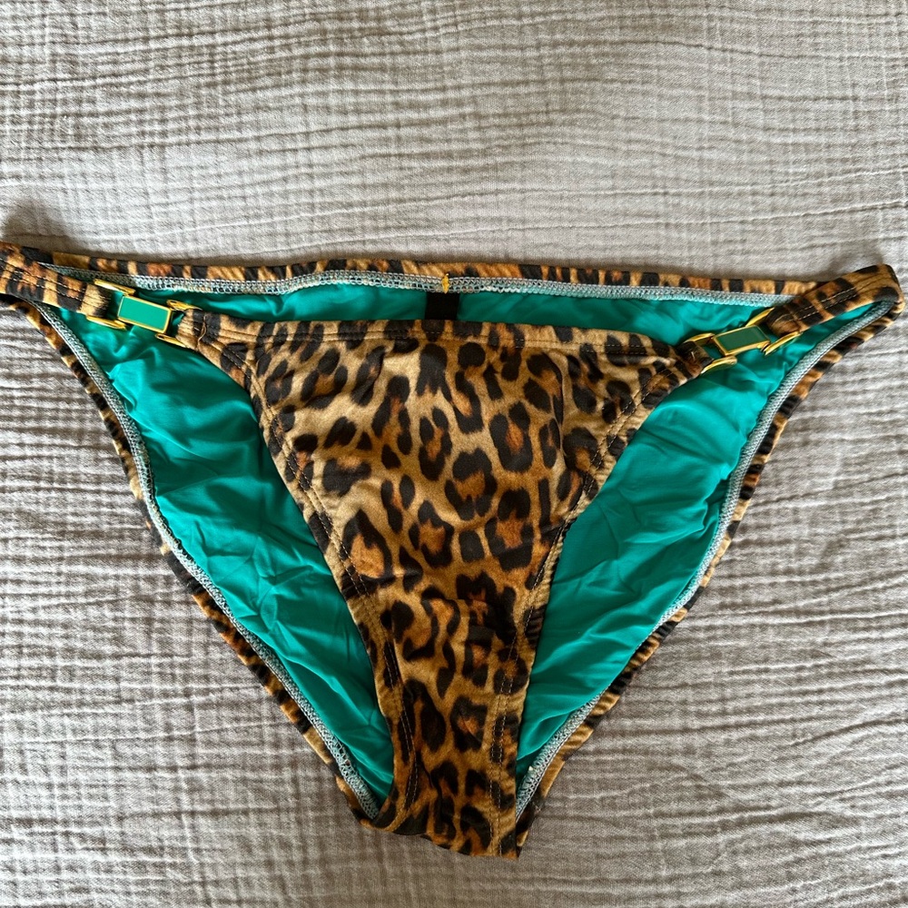 VIX Leopard print bikini full coverage bottoms with green inside and accents. L